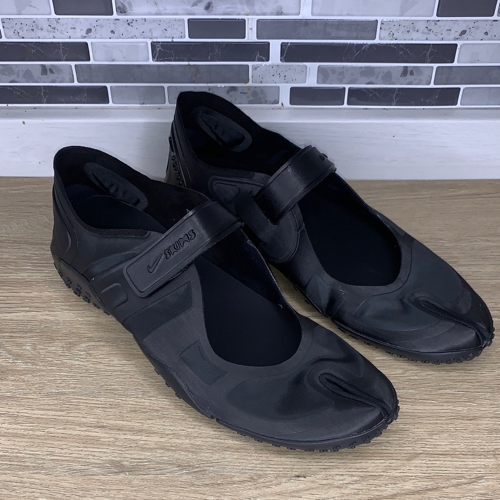 SKIMS Nike NWOB Women's Black Velcro Strap Split-Toe Athletic Flats SIZE 8
